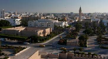 Habib Burgiba Caddesi’nde dolaşın ve alışveriş yapın  