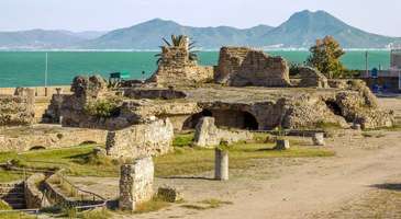 Kartaca’da arkeolojik kalıntıların arasında gezin  