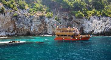 Günübirlik Alanya tekne turlarına katılın, birçok farklı koyda yüzmenin tadını çıkarın