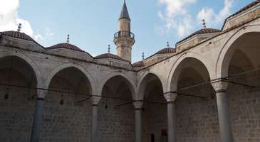Ulu Cami’nin huzur atmosferine girip, usta ellerden çıkmış mimarisini inceleyin 