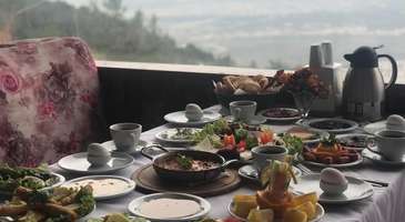 Dağ manzaraları eşliğinde kahvaltı yapın