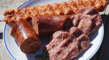 Kar üstünde sucuk ekmek tadın