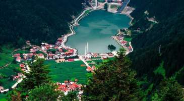 Yamaç paraşütü ile Uzungöl’ü kuş bakışı seyredin 