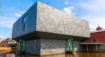 Van Abbemuseum’da modern sanat eserlerini inceleyin 
