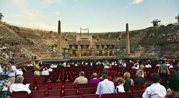 Antik bir tiyatroyu görün  