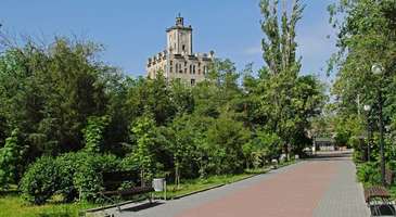 Komsomol Park’taki Gogol anıtını görün