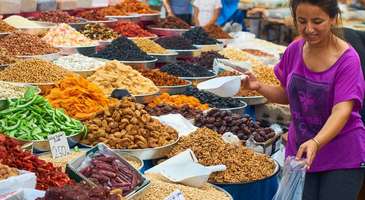 Cumartesi pazarından yöresel ürünler alın  