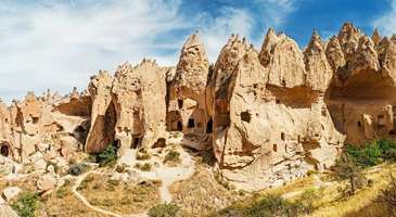 Zelve Ören Yeri’nde peribacalarına oyulmuş evleri gezin 