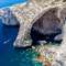 Blue Grotto’da manzarayı izleyin  