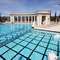 La Piscines Romaines havuzlarında yüzün