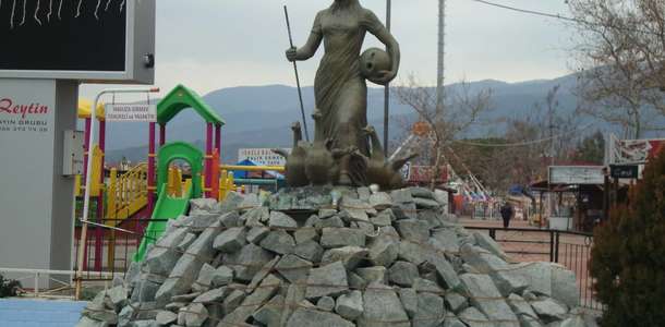 Sarıkız Heykeli