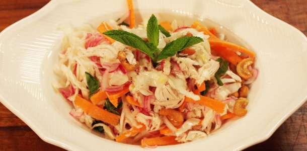 Vietnam usülü tavuk salatası