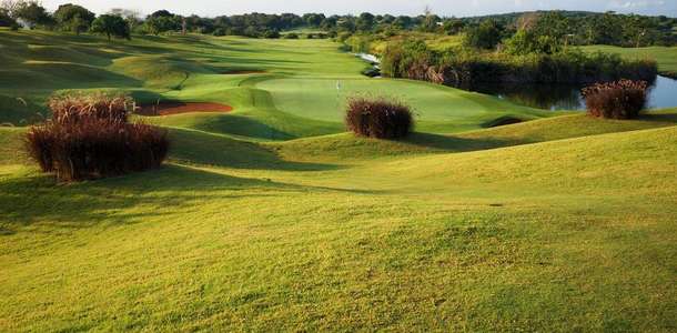 Uluslararası Golf Kulübü’nü ziyaret edip, el oyması yüzlerce heykeli inceleyin