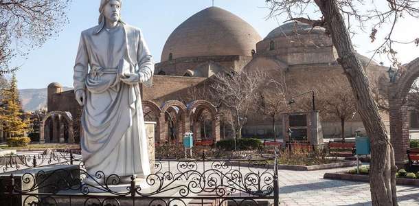 Ünlü şair Afzaladdin Bedel Khagani‘nin heykelini inceleyin  