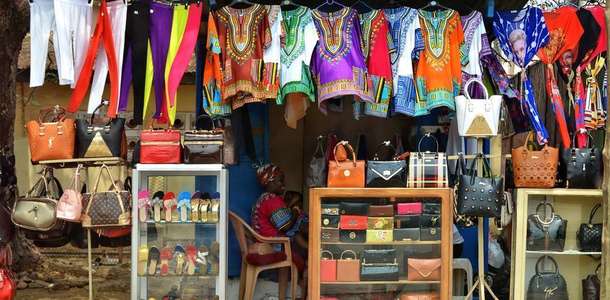 Yerel halkla daha yakın olmak için alışverişe çıkın