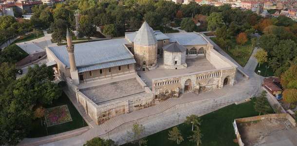 Alaaddin Camisi’nde ibadet edin