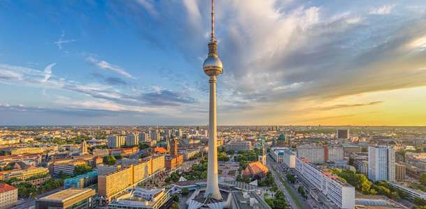 Alexanderplatz Meydanı’nda kahvenizi yudumlayın