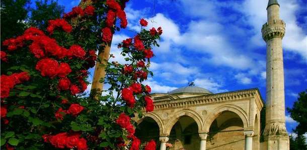  Ayşe Kadın Camii’nin hüzünlü hikayesini dinleyip, farklı mimarisini inceleyin 