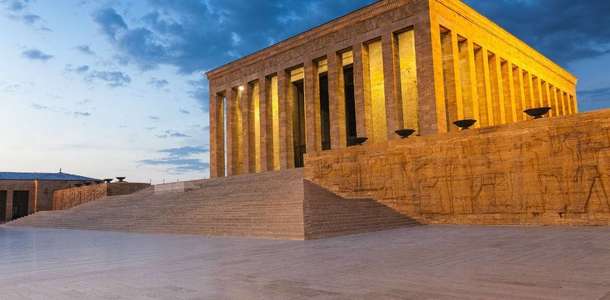 Anıtkabir'i ziyaret edin