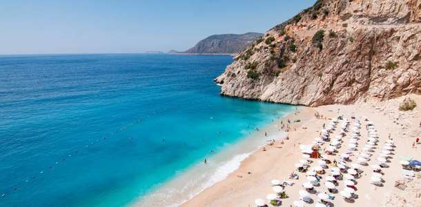 Kaş’ın Ege mavisine açılan plajlarından denize girin  