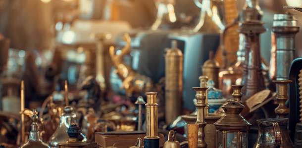 Antika pazarından alışveriş yapın