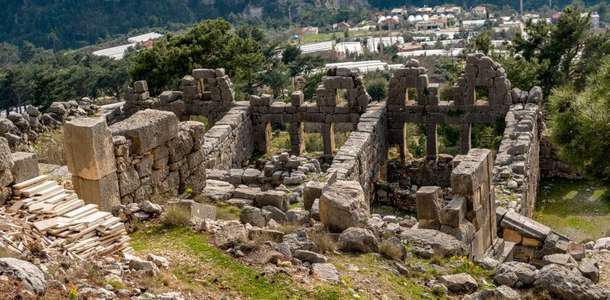 Arykanda Antik Kenti’nin stadyumunda yürüyün