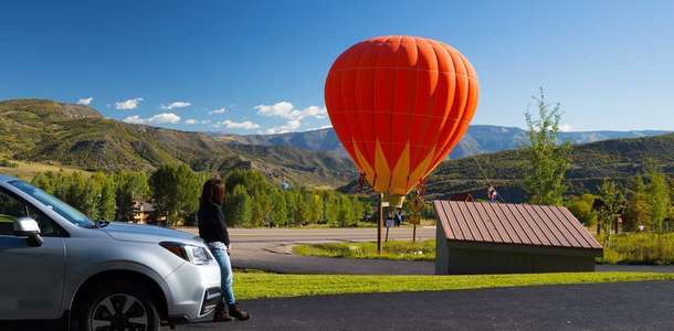 Balona binin ve şehri havadan dolaşın  