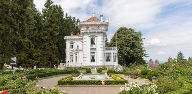 Atatürk Köşkü’nün gelmiş geçmiş en büyük liderin anılarıyla dolu odalarını gezin