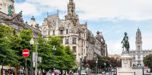 Avenida dos Aliados Caddesi’nde alışverişe çıkın  