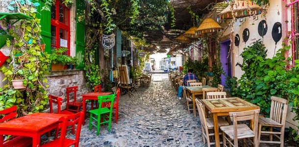 Ayvalık’ın rengarenk sokaklarında yürüyün
