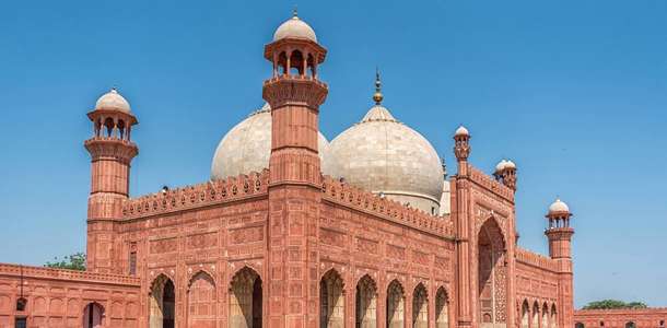 Badshahi Camisi’nde dua edin 