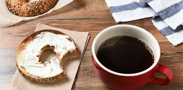 Bagel ve kahve keyfi yapın 