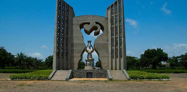 Bağımsızlık Anıtı (Monument de I'independence) önünde fotoğraf çektirin
