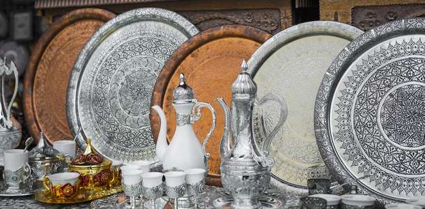 Bakırcılar Çarşısı’ndan hediyelik eşyalar satın alın  