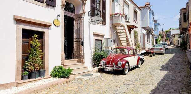 Cunda Adası’nın rengarenk sokaklarında yürüyün
