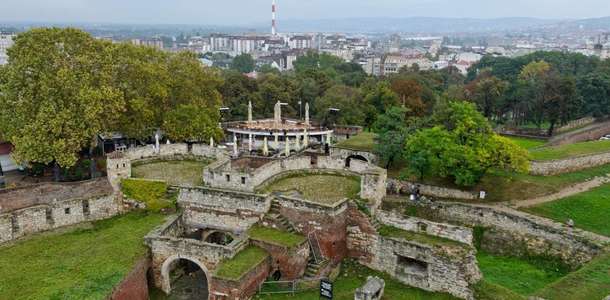 Taş Meydan’da dolaşın