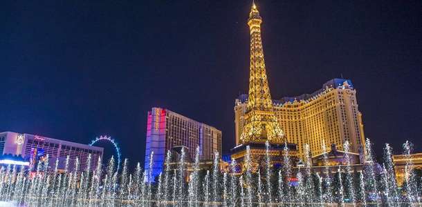 Işık ve su gösterilerini izleyin 