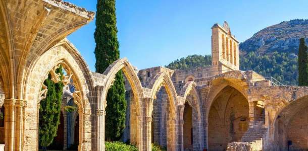 Bellapais Manastırı'nı ziyaret edin 