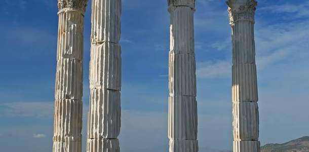 Bergama Akropolü’ndeki amfi tiyatroda ses denemeleri yapın 