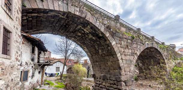 Bergama Köprüsü’nden geçin 