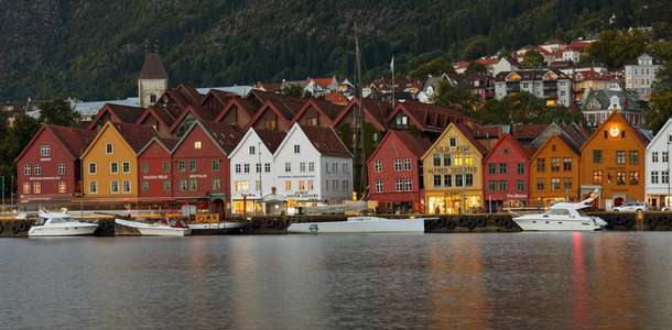 Bergen Limanı’nın çevresindeki ahşap evleri fotoğraflayın
