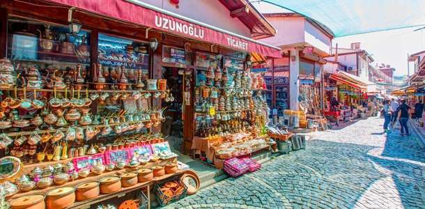 Sanat ve emek kokan tarihi çarşısında dolaşın