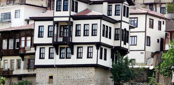 Beypazarı evlerinin önünde fotoğraf çekilin