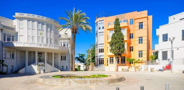 Bialik Caddesi’nde yürüyün