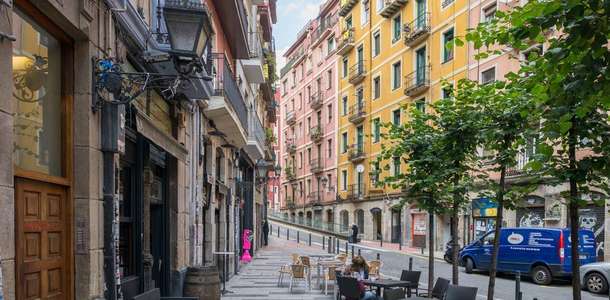 Gran Via’da mağaza vitrinlerini inceleyin  