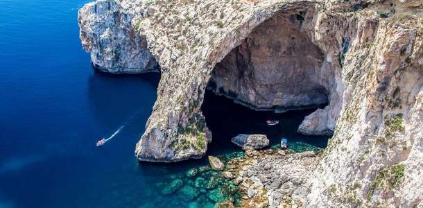 Blue Grotto’da manzarayı izleyin  