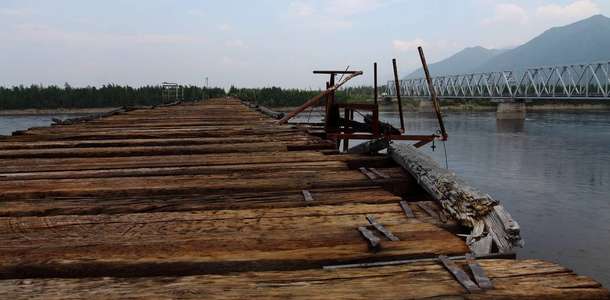 Vitim Nehri kıyısında oturun
