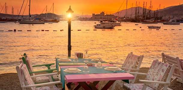 Sahilindeki restoranlarda mezelerin ve deniz ürünlerinin lezzetine doyun