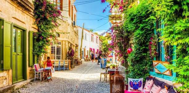 Bodrum sokaklarında yürüyüş yapın
