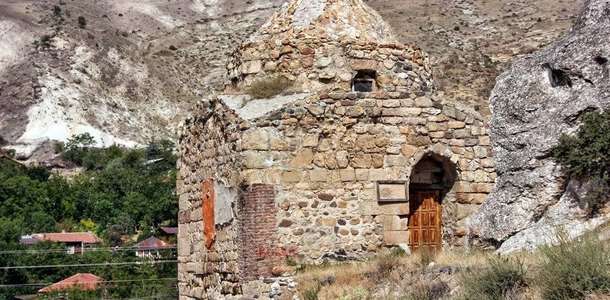 Boğazkesen Kümbeti’nin taş duvarlarında tarihi yad edin